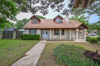 1700 Chip N Dale Drive, Arlington, TX 76012
