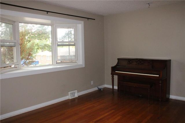 3 country club Terrace, Lexington, MO 64067