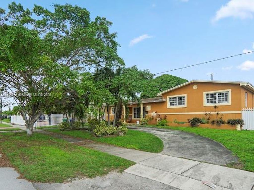 811 NW 196th Ter, Miami Gardens, FL 33169