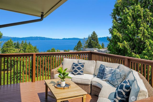 7136 S Sunnycrest Road, Seattle, WA 98178
