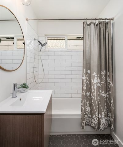 7136 S Sunnycrest Road, Seattle, WA 98178