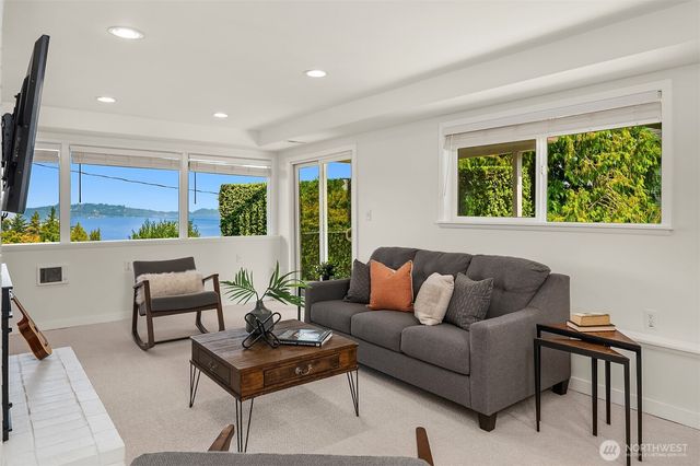 7136 S Sunnycrest Road, Seattle, WA 98178