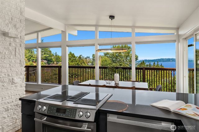 7136 S Sunnycrest Road, Seattle, WA 98178