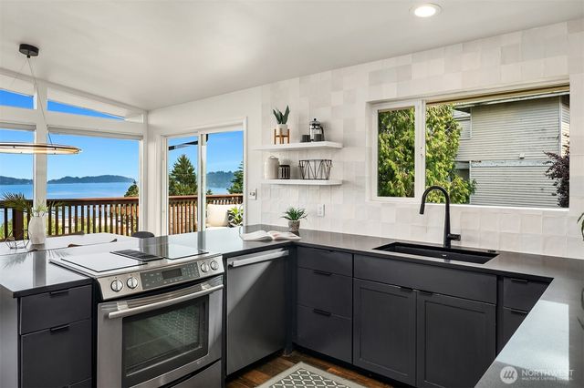 7136 S Sunnycrest Road, Seattle, WA 98178