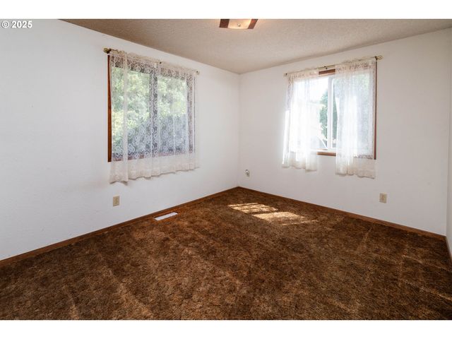 92433 Ward Creek Ln, Myrtle Point, OR 97458