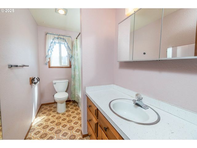 92433 Ward Creek Ln, Myrtle Point, OR 97458