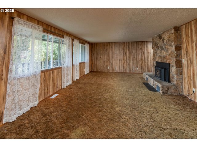 92433 Ward Creek Ln, Myrtle Point, OR 97458