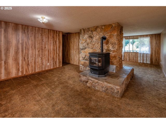 92433 Ward Creek Ln, Myrtle Point, OR 97458