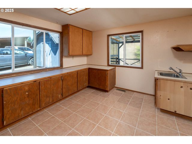 92433 Ward Creek Ln, Myrtle Point, OR 97458