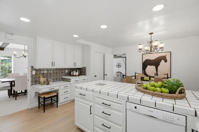 152 Vi­a De Tesoros, Los Gatos, CA 95032