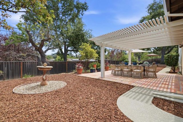 152 Vi­a De Tesoros, Los Gatos, CA 95032
