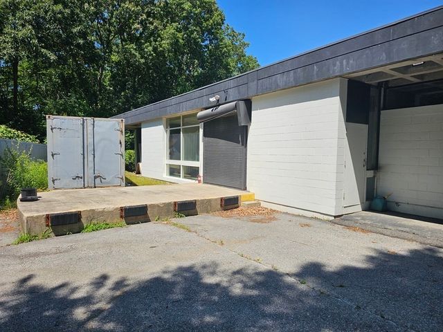 593 Airport Rd, Fall River, MA 02720