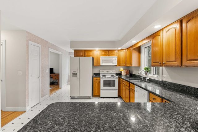 7 Lindon Drive, Brentwood, NH 03833