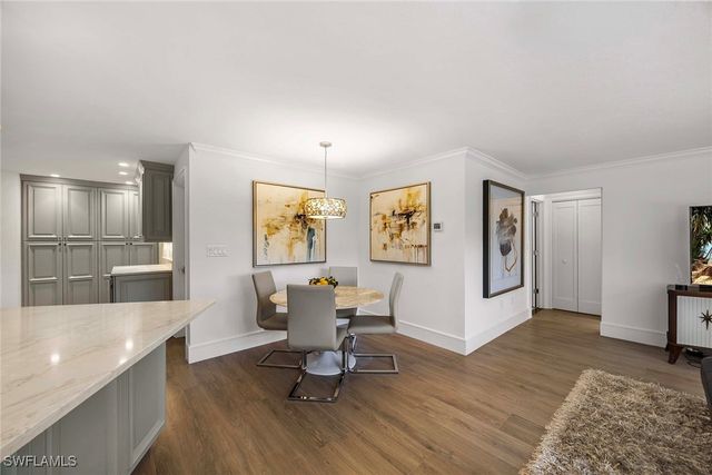 688 Parkview LN, Naples, FL 34103