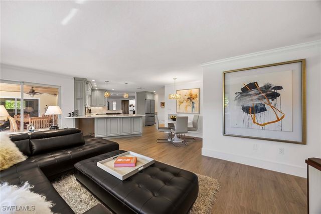 688 Parkview LN, Naples, FL 34103