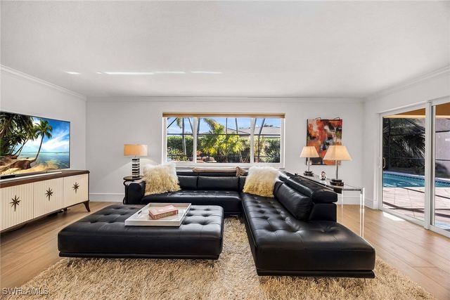 688 Parkview LN, Naples, FL 34103