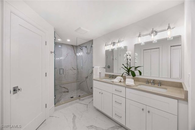 688 Parkview LN, Naples, FL 34103