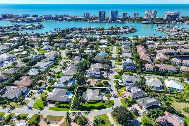 688 Parkview LN, Naples, FL 34103