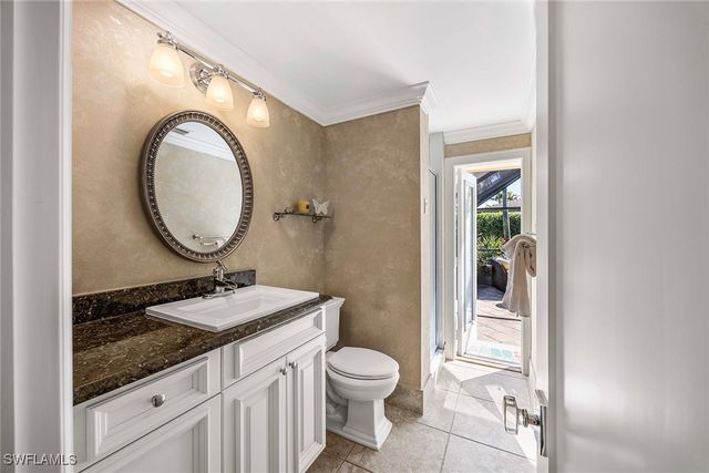 688 Parkview LN, Naples, FL 34103