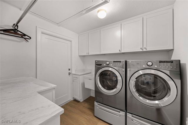 688 Parkview LN, Naples, FL 34103