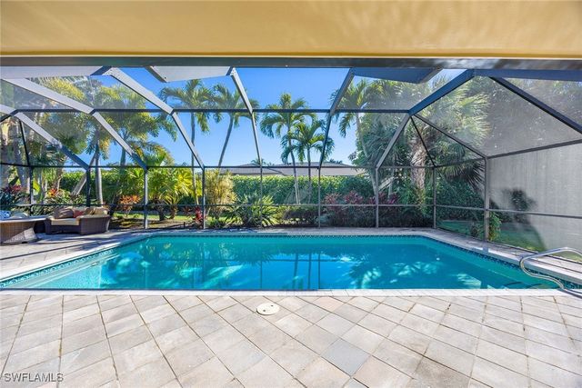 688 Parkview LN, Naples, FL 34103