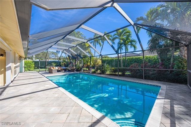 688 Parkview LN, Naples, FL 34103