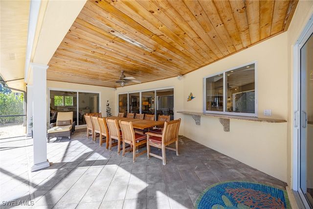 688 Parkview LN, Naples, FL 34103