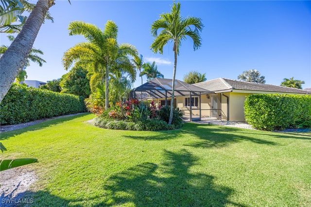 688 Parkview LN, Naples, FL 34103