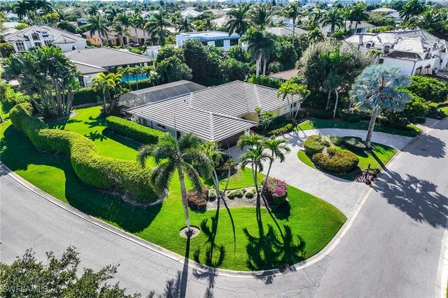 688 Parkview LN, Naples, FL 34103