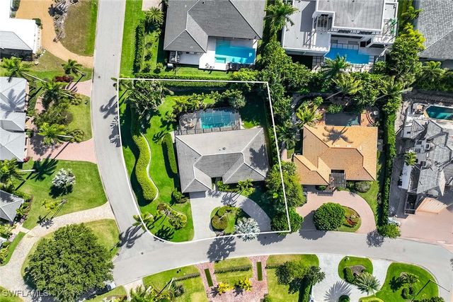 688 Parkview LN, Naples, FL 34103