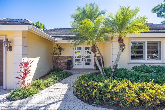 688 Parkview LN, Naples, FL 34103