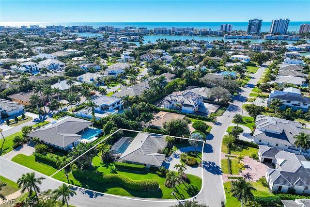 688 Parkview LN, Naples, FL 34103