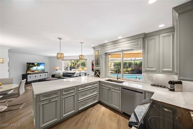 688 Parkview LN, Naples, FL 34103