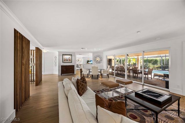 688 Parkview LN, Naples, FL 34103