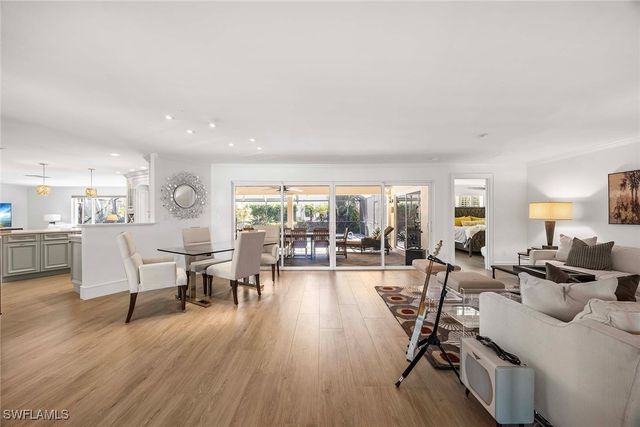 688 Parkview LN, Naples, FL 34103