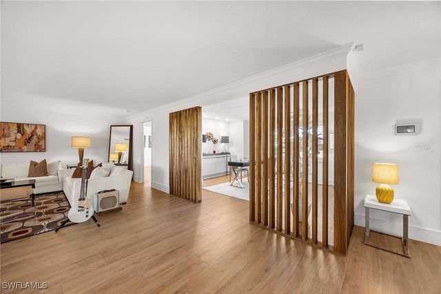 688 Parkview LN, Naples, FL 34103