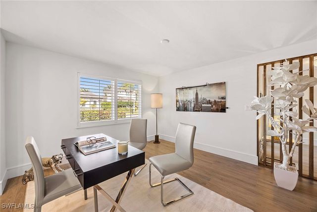 688 Parkview LN, Naples, FL 34103