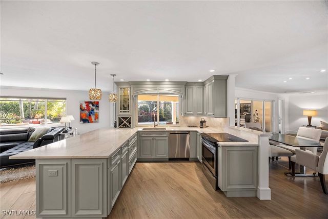 688 Parkview LN, Naples, FL 34103