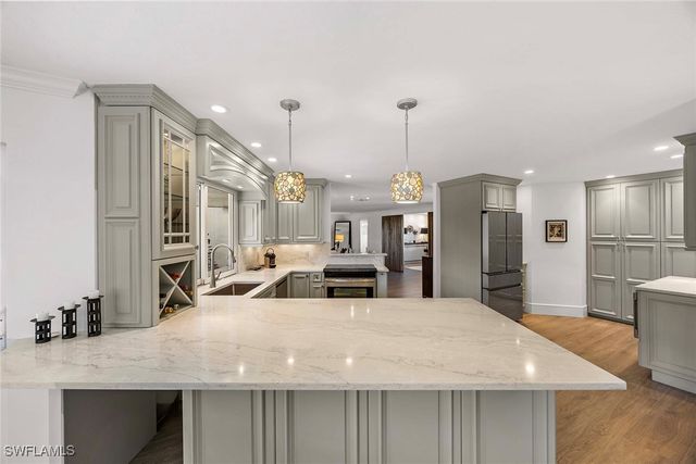 688 Parkview LN, Naples, FL 34103