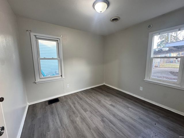 209 E EDGAR Avenue, Mishawaka, IN 46545