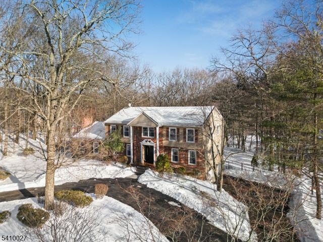10 Moonshadow Ct, Kinnelon Boro, NJ 07405
