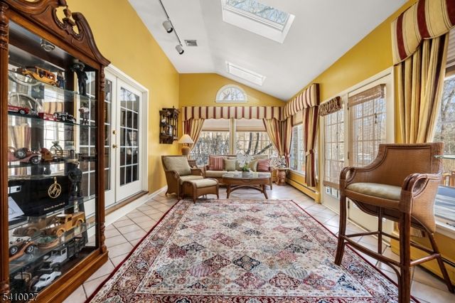 10 Moonshadow Ct, Kinnelon Boro, NJ 07405