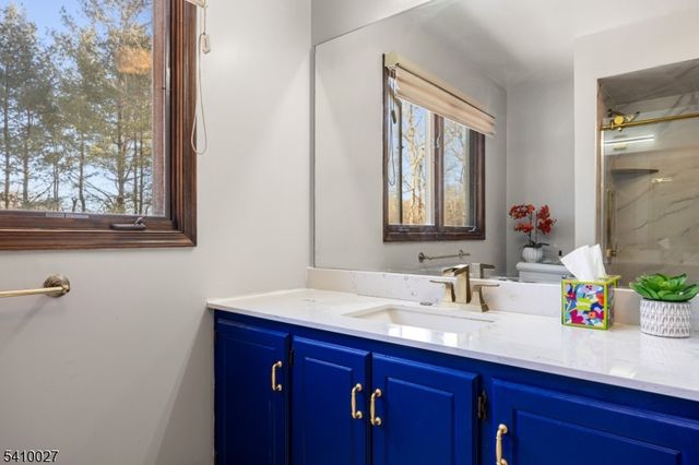 10 Moonshadow Ct, Kinnelon Boro, NJ 07405