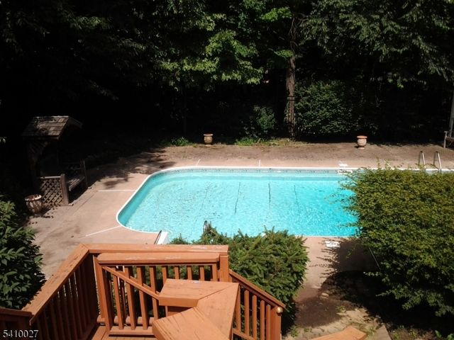 10 Moonshadow Ct, Kinnelon Boro, NJ 07405