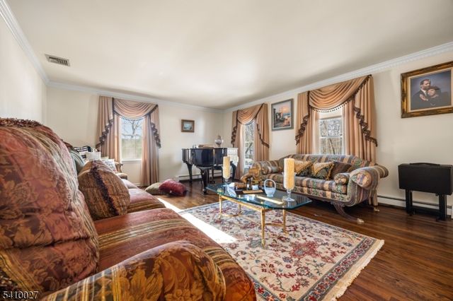 10 Moonshadow Ct, Kinnelon Boro, NJ 07405