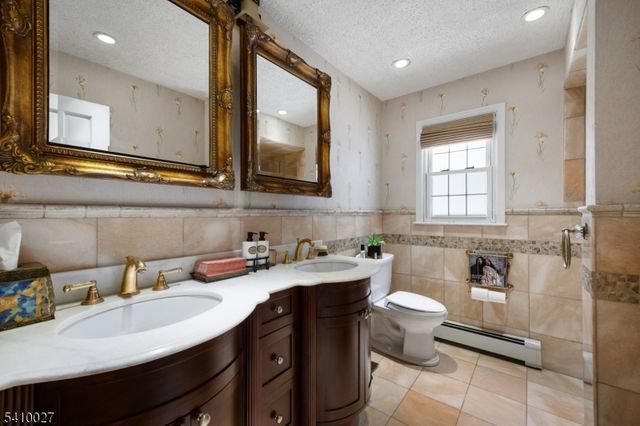 10 Moonshadow Ct, Kinnelon Boro, NJ 07405