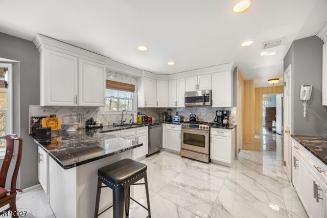 10 Moonshadow Ct, Kinnelon Boro, NJ 07405