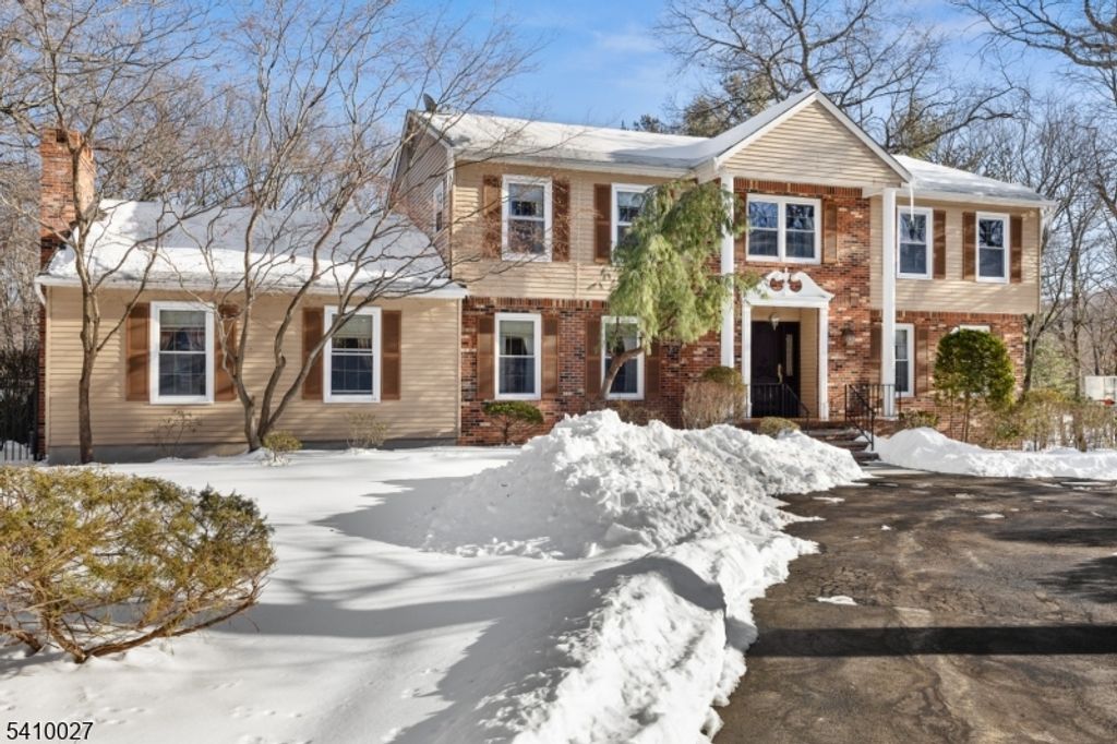 10 Moonshadow Ct, Kinnelon Boro, NJ 07405