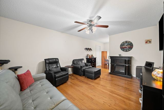 300 Maple Park Dr, Clarksville, TN 37040