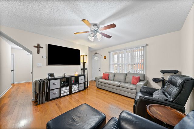 300 Maple Park Dr, Clarksville, TN 37040